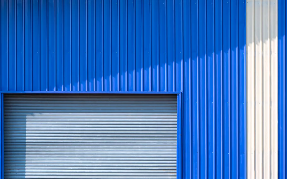 High-speed roller shutter door in a profiled steel wall