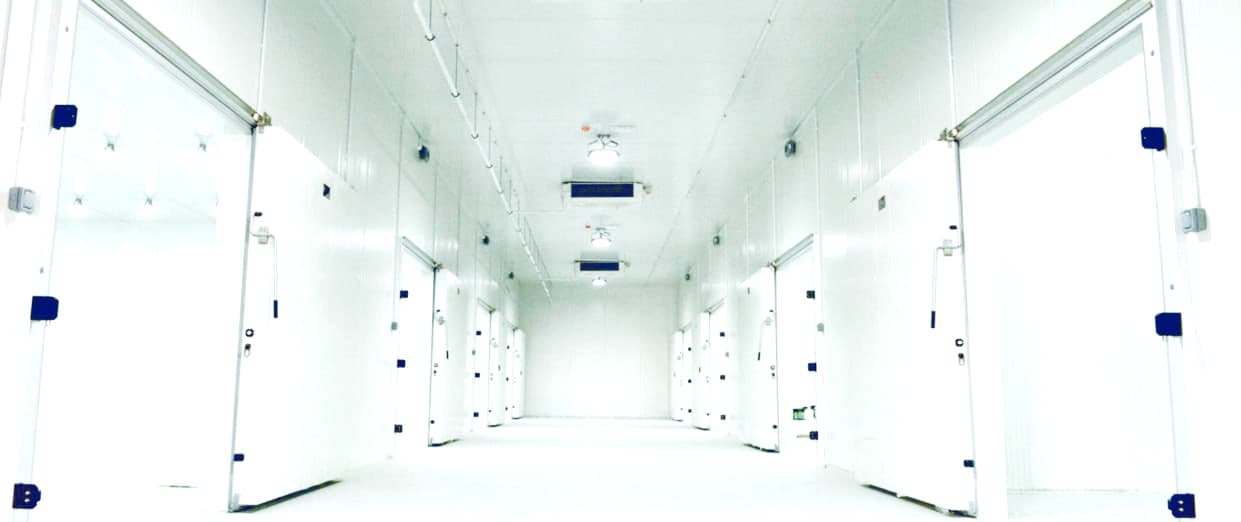 Cold room corridor built from insulated panels