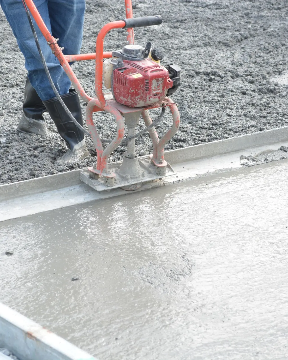 Power float finishing a lightweight concrete floor