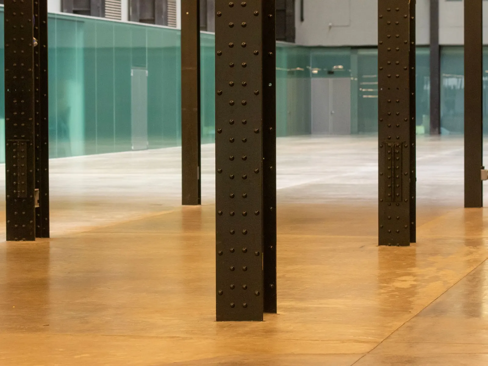 Steel columns carrying a finished composite floor
