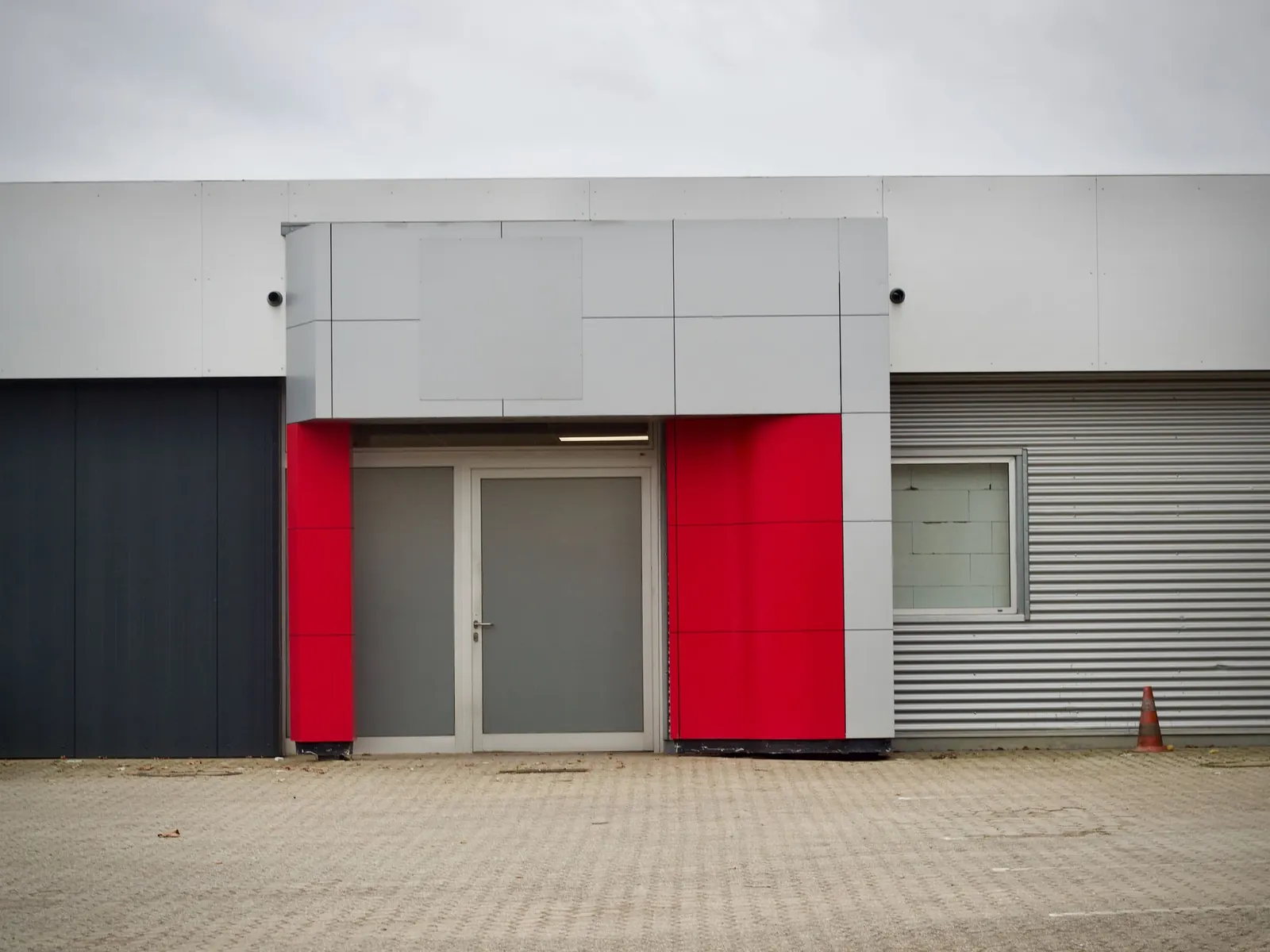 Panel-clad demountable office block with a glazed entrance