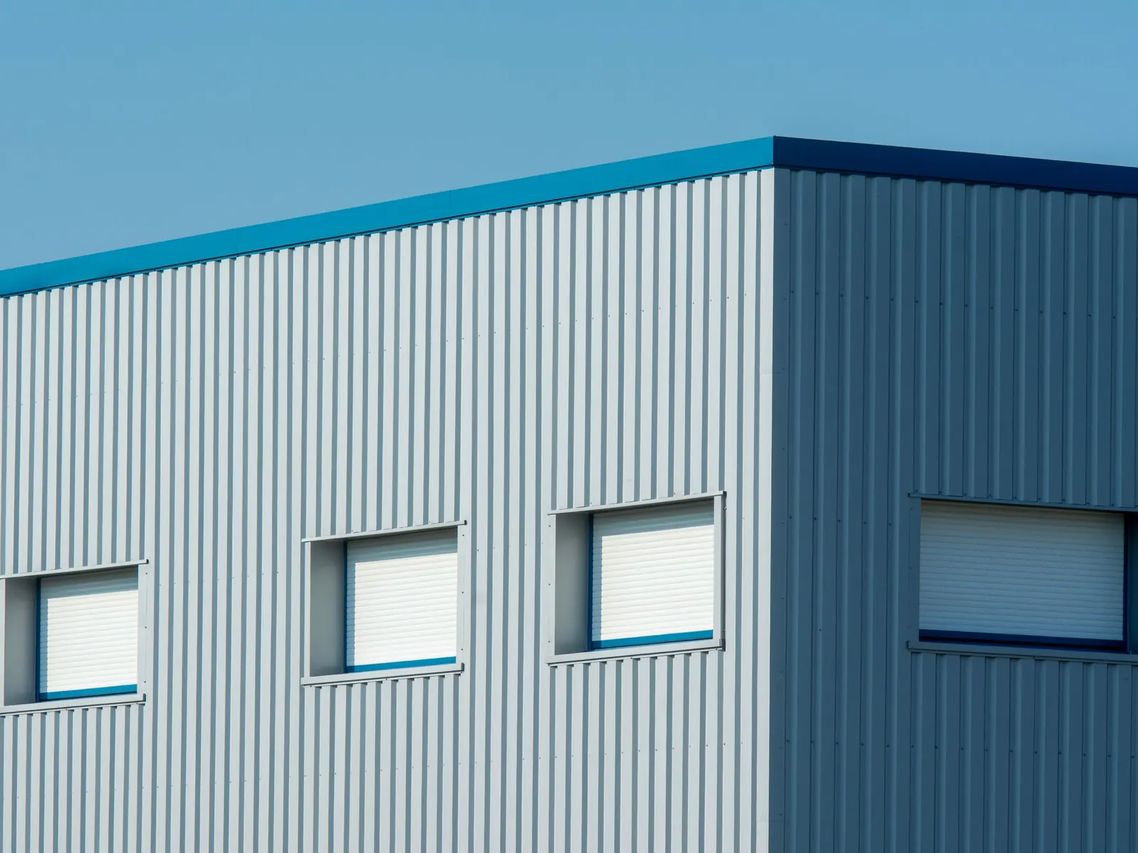 Industrial building clad in insulated sandwich panels
