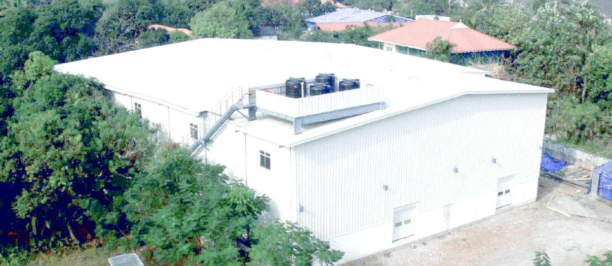 Building envelope clad entirely in insulated sandwich panels