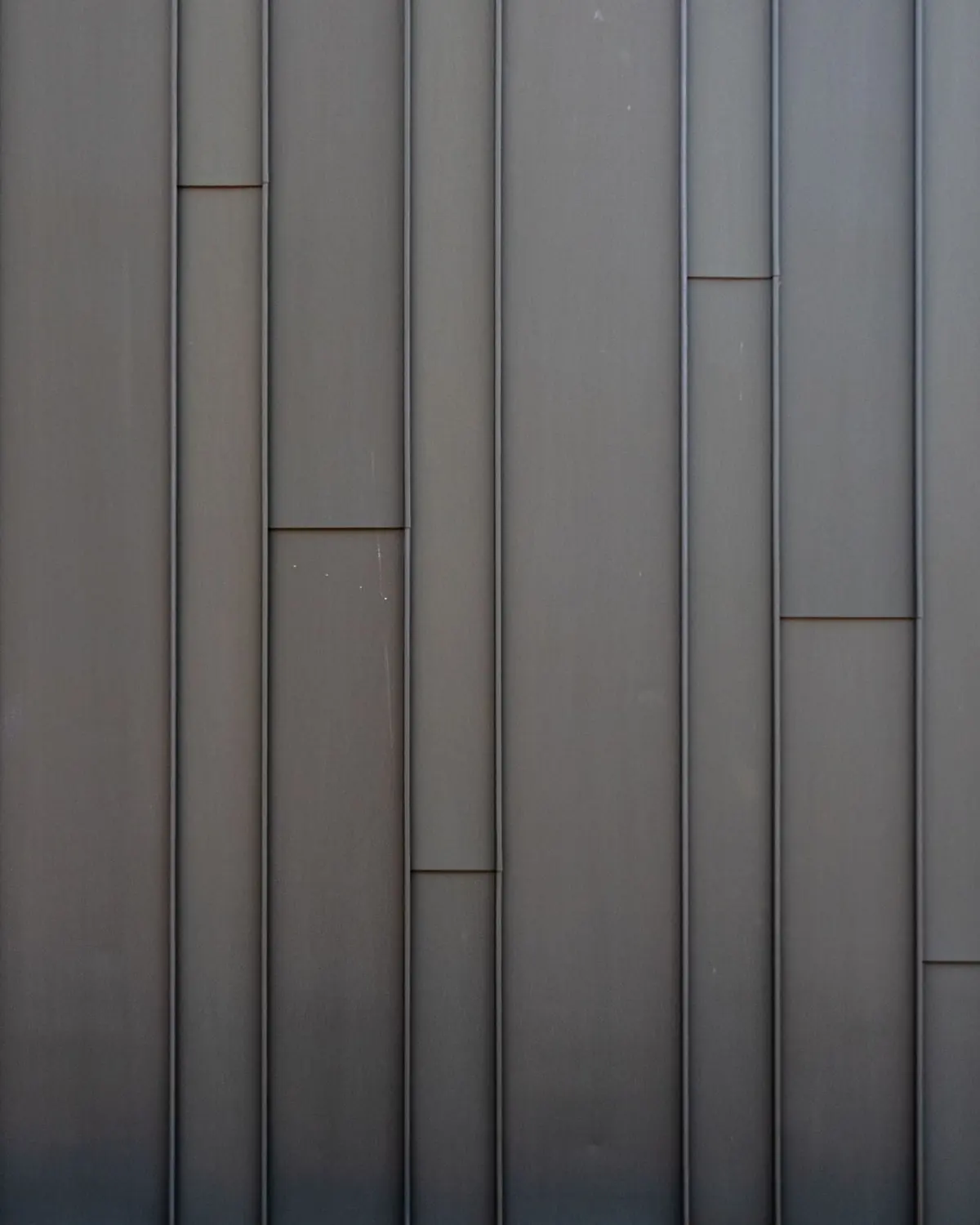 Vertically laid insulated panel wall with concealed fixings